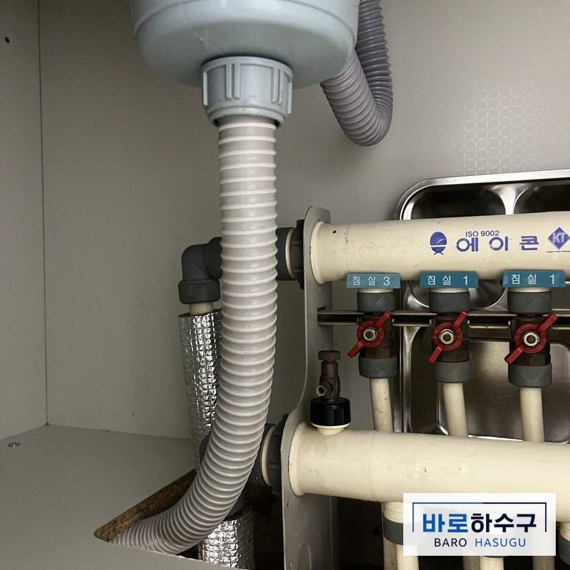 싱크대 누수 작업 후, 새 주름호스로 교체한 배수통 아래 (안산 현장)