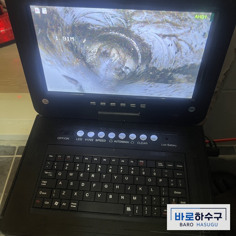변기를 탈거하고 배관 안을 비춘 내시경 화면 (안양 현장)