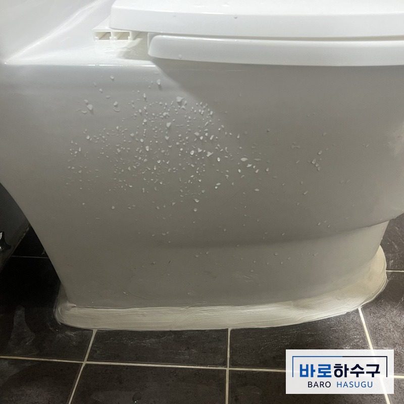 배관 세척 뒤 변기를 다시 붙이고 마감한 화장실 (안양 현장)