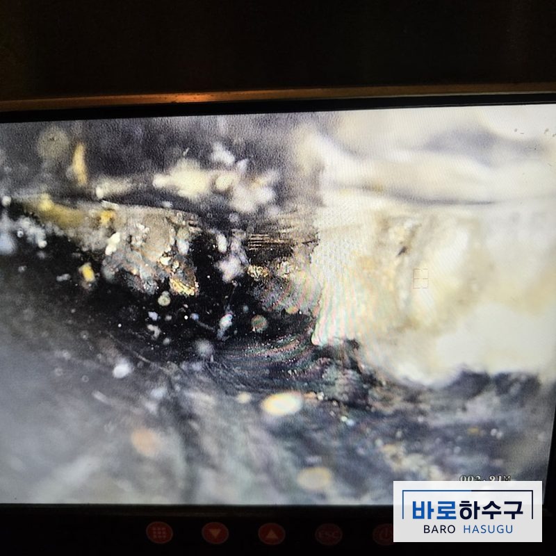 세탁실 배관 내시경 화면, 기름때가 관 벽을 두껍게 덮은 작업 전 상태 (성남 현장)