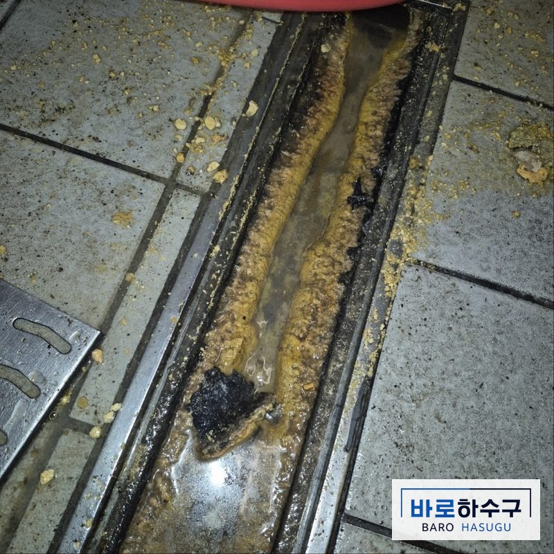 식당 주방 트렌치에 기름때와 찌꺼기가 덮여 물이 고인 작업 전 상태 (수원 현장)